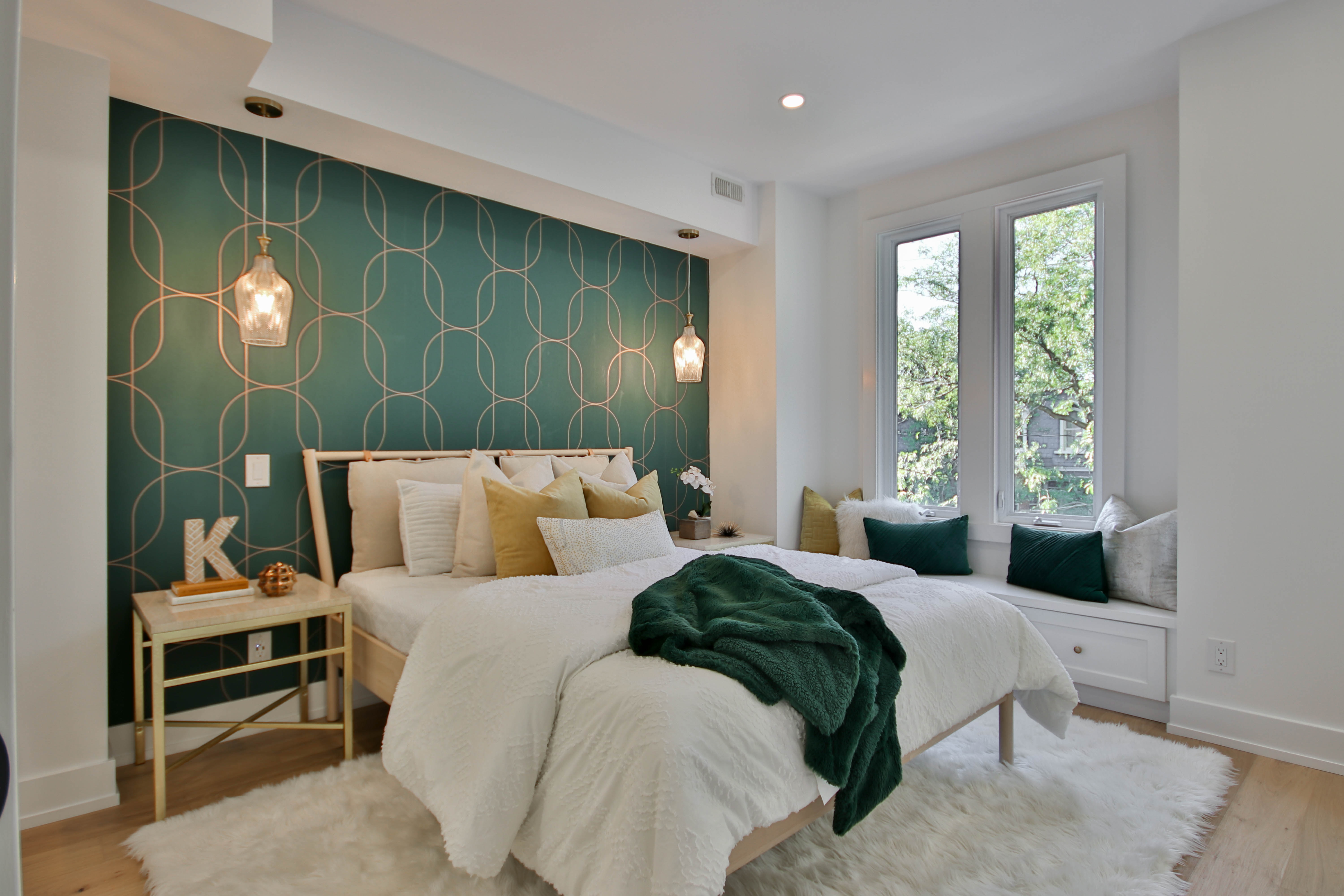 Stilvolles Schlafzimmer in Petrol und Creme